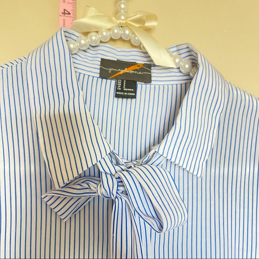Beautiful striped button up shirt 👕 🎀